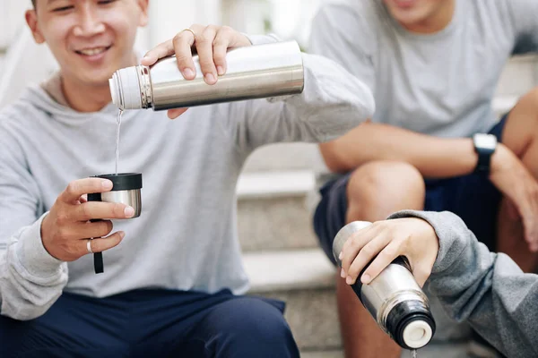 Jonge Mensen Die Vitaminedranken Hebben Tijdens Het Stappen Het Trainen — Stockfoto