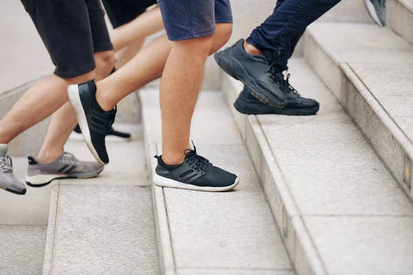 Birlikte Maraton Antrenmanı Yaparken Merdivenlerden Koşarak Çıkan Sporcuların Ayakları — Stok fotoğraf