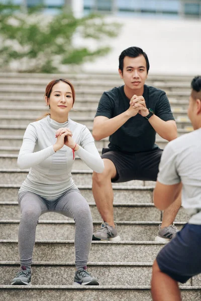 Young Asian Man Woman Looking Camera Doing Squats Steps Jogging — Stock Photo, Image