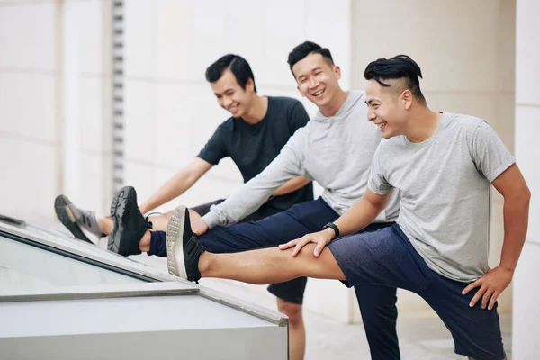 Gruppe Fitter Junger Asiatischer Sportler Streckt Die Beine Nach Dem — Stockfoto
