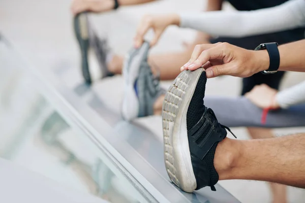 Close Beeld Van Sporter Trekken Tenen Benen Strekken Voor Het — Stockfoto