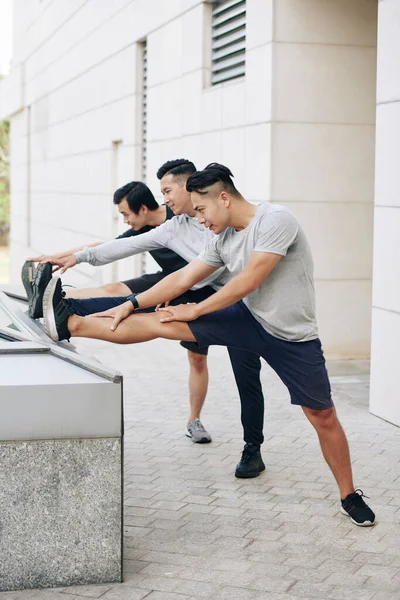 Bello Forma Giovani Uomini Asiatici Che Allungano Gambe Preparano Allenamento — Foto Stock