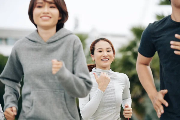 Beautiful Young Fit Woman Smiling Camera Jogging Outdoors Her Friends — Stock Photo, Image