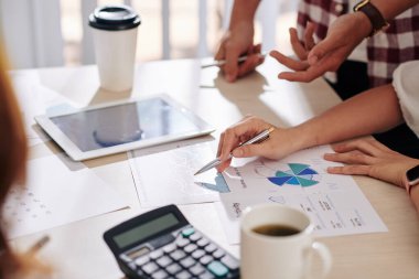 Toplantıda istatistik verileriyle çalışan girişimcilerin elleri