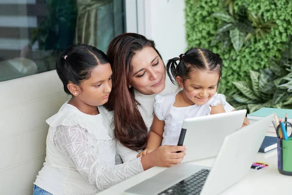 Alegre Madre Dos Niñas Sentadas Mesa Patio Trasero Viendo Películas — Foto de Stock