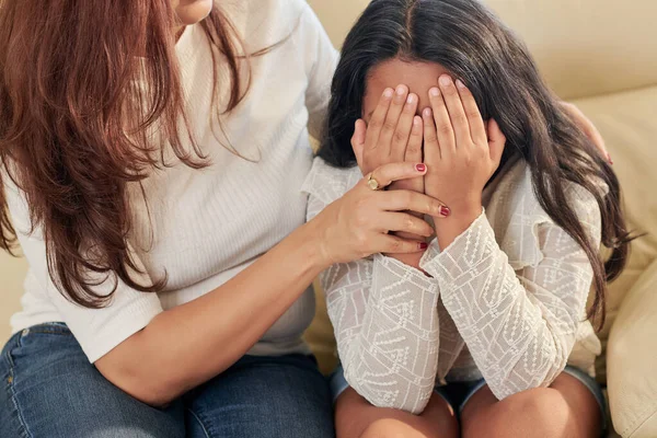 Мама Намагається Потішити Свою Дочку Прикриваючи Обличчя Руками Плачучи Після — стокове фото