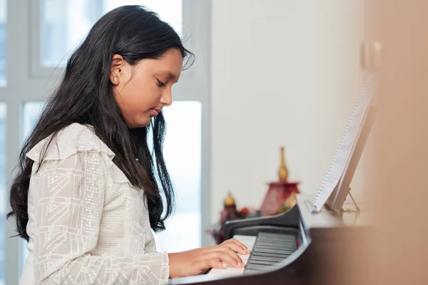 有才华的印度少女在家弹钢琴 学习新歌或参加音乐会 — 图库照片