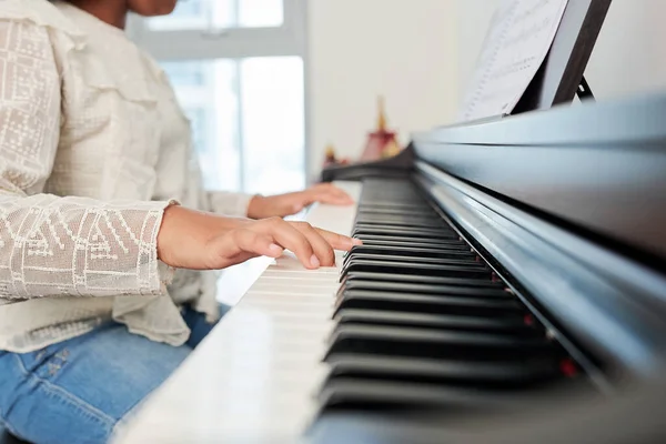 Okulda Müzik Dersi Alırken Piyano Çalan Genç Kızın Yakın Plan — Stok fotoğraf