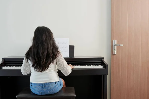 Küçük Kız Senfoni Öğreniyor Evde Piyano Çalıyor Arkadan Bakıyor — Stok fotoğraf