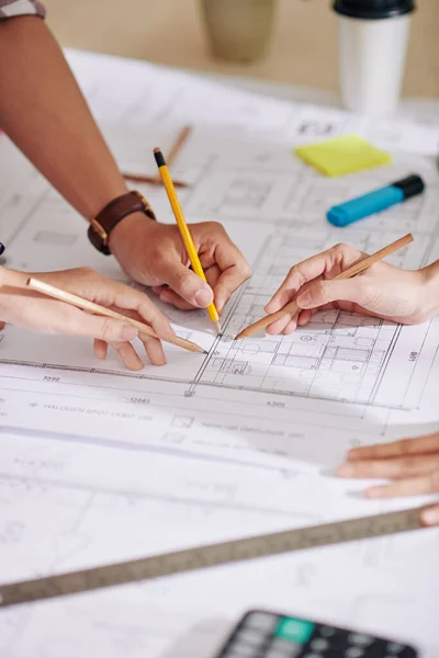 Mãos Engenheiros Construção Discutindo Detalhes Plano Construção Reunião — Fotografia de Stock