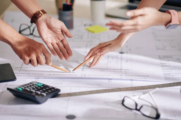 Manos Diseñador Cliente Discutiendo Detalles Sobre Plan Reunión Enfoque Selectivo — Foto de Stock