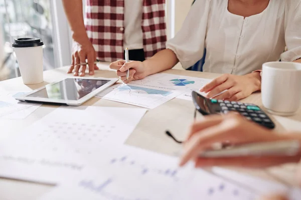 Imagem Perto Dos Empresários Que Discutem Relatórios Diagramas Reunião — Fotografia de Stock