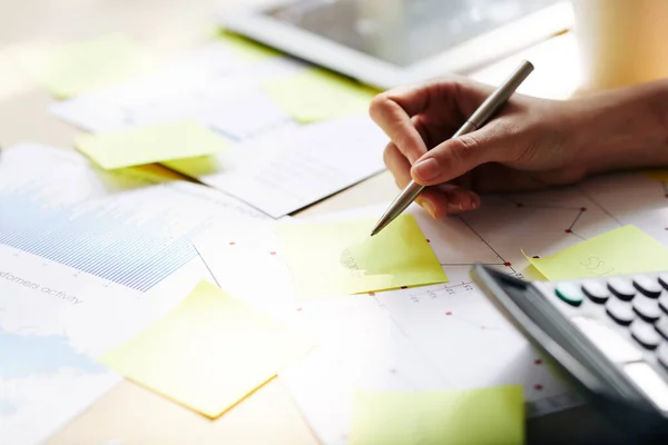 企业家在办公室桌上处理报告时 用黄色贴纸写想法的手 — 图库照片