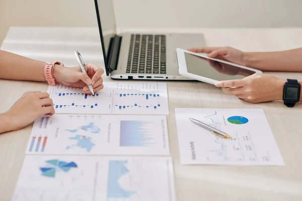 Reunión Del Equipo Gestión Proyectos Para Discutir Informes Cuando Trabaja — Foto de Stock