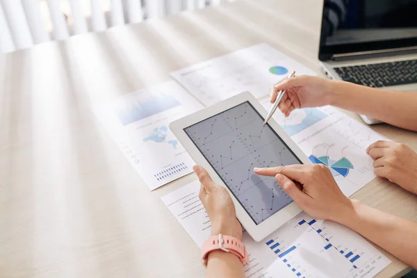 財務戦略に従事する際にタブレットPc上のチャートを指している事業者の手 — ストック写真