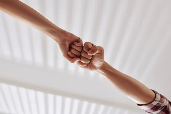 Руки Людей Делающих Кулачный Удар Вид Снизу Командная Работа Концепция — стоковое фото
