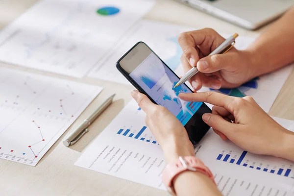 Manos Gente Negocios Apuntando Teléfono Inteligente Con Mapa Pantalla Comprobar —  Fotos de Stock