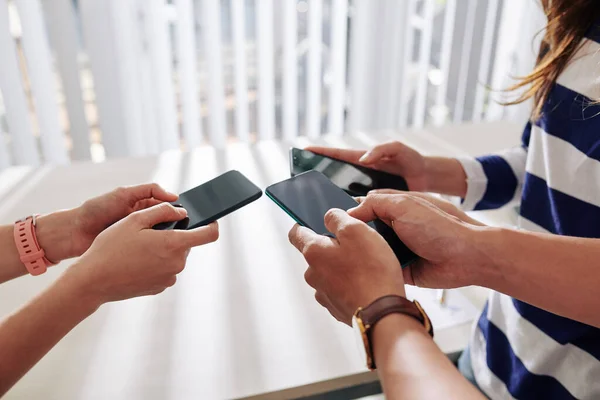 Grupo Personas Que Utilizan Una Nueva Aplicación Teléfonos Inteligentes Mensajes —  Fotos de Stock