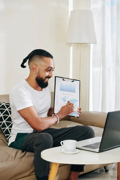 Feliz Joven Guapo Mostrando Carta Sus Manos Colega Cuando Sienta — Foto de Stock