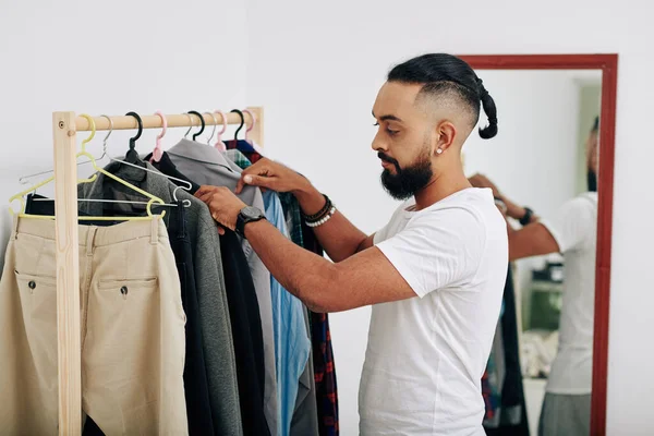 Hombre Barbudo Guapo Mirando Ropa Perchas Eligiendo Qué Ponerse — Foto de Stock