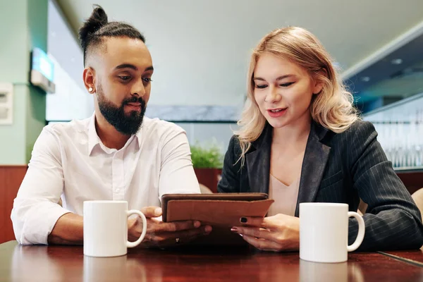 Giovani Imprenditori Positivi Che Bevono Caffè Caffè Leggono Articolo Online — Foto Stock