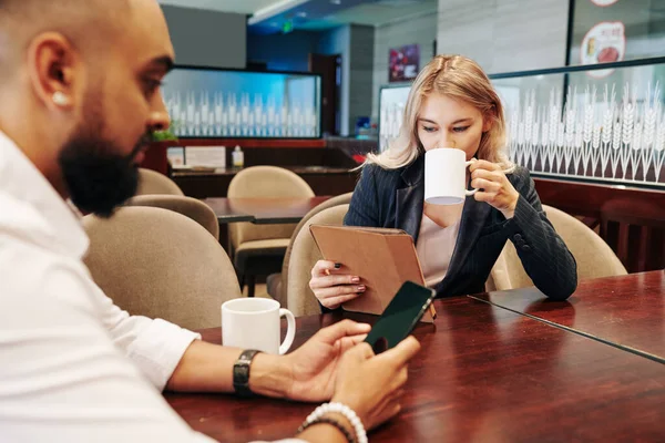 Uomini Affari Che Bevono Caffè Leggono Notizie Articoli Tablet Smartphone — Foto Stock