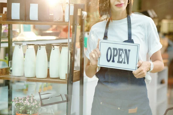 Immagine Ritagliata Del Proprietario Del Negozio Femminile Che Tiene Segno — Foto Stock