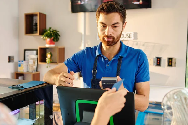 Handsome Bearded Barista Giving Credit Card Customer Paying Food Credit — Stock Photo, Image