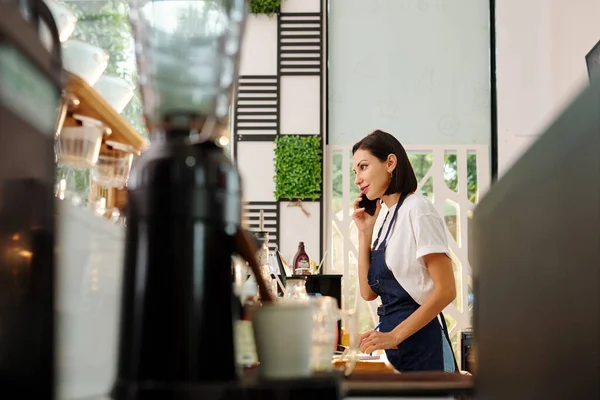 Hübsch Lächelnde Café Kellnerin Steht Tresen Telefoniert Mit Kunden Und — Stockfoto