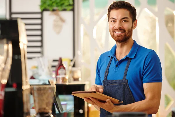 Portret Chelner Chipeș Cafea Vesel Picioare Calculator Tabletă Mâini Zâmbind — Fotografie, imagine de stoc