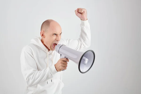 Wütender Älterer Mann Weißem Kapuzenpulli Ruft Megafon Und Fordert Gerechtigkeit — Stockfoto