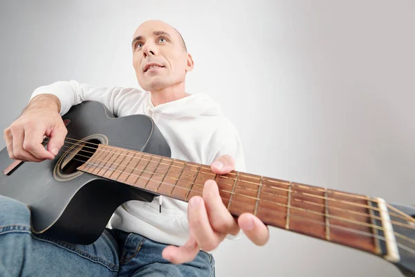 Skallig Medelålders Man Njuter Att Spela Gitarr Och Signera Sång — Stockfoto