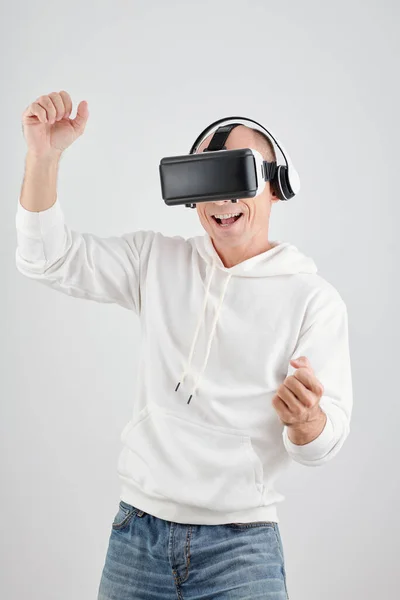 Retrato Feliz Animado Maduro Homem Gostando Jogar Videogame Virtual Realidade — Fotografia de Stock