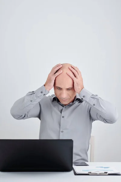 Frustrated Stressed Businessman Clasping Head Reading Mail Laptop Screen — Stock Photo, Image