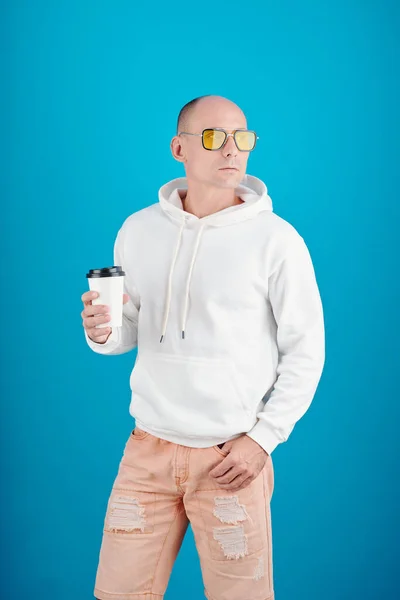 Porträt Eines Selbstbewussten Reifen Mannes Mit Sonnenbrille Der Eine Tasse — Stockfoto