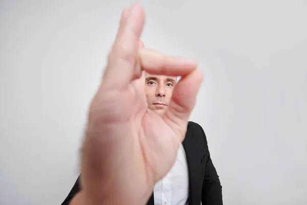 Hombre Negocios Mostrando Signo Mirando Cámara Sobre Fondo Gris — Foto de Stock