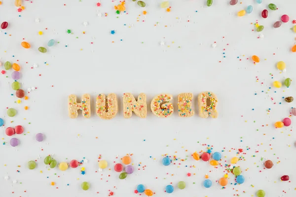 Tatlı Şekerli Yapımı Kurabiyelerden Yapılmış Kelime Açlığı Renkli Şekerler Etrafa — Stok fotoğraf