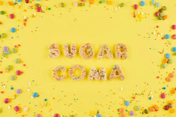 甘い装飾された自家製のクッキーで作られたシュガーコマの言葉 食事と健康的な食事の概念 — ストック写真