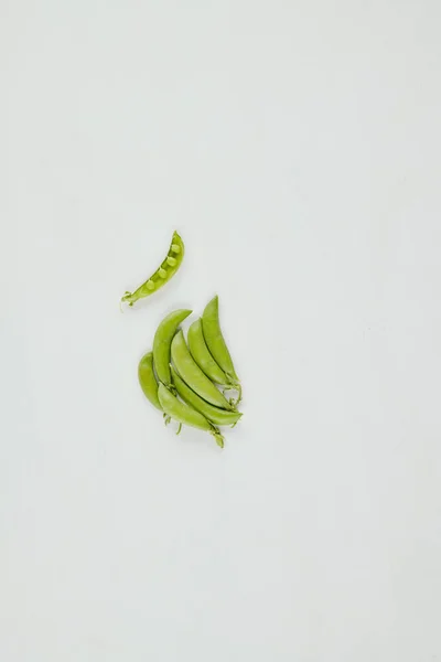 Gri Arka Planda Kabuklu Yeşil Bezelye Yığını Sağlıklı Beslenme Lif — Stok fotoğraf