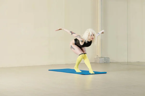 Jolie Danseuse Forme Pratiquant Nouveau Mouvement Pendant Cours Danse Pour — Photo