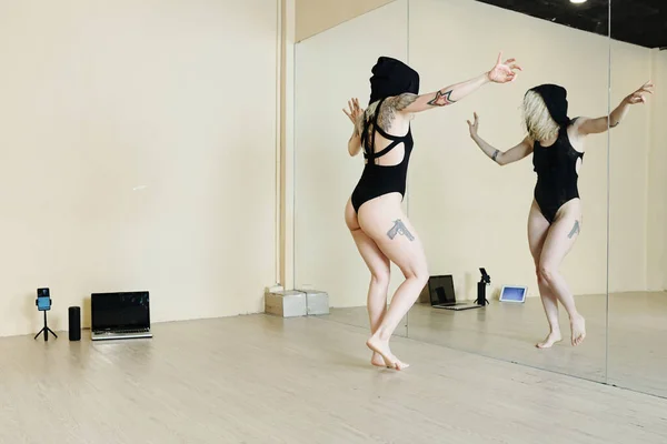 Adatta Bella Donna Body Con Cappuccio Praticare Nuovo Movimento Danza — Foto Stock