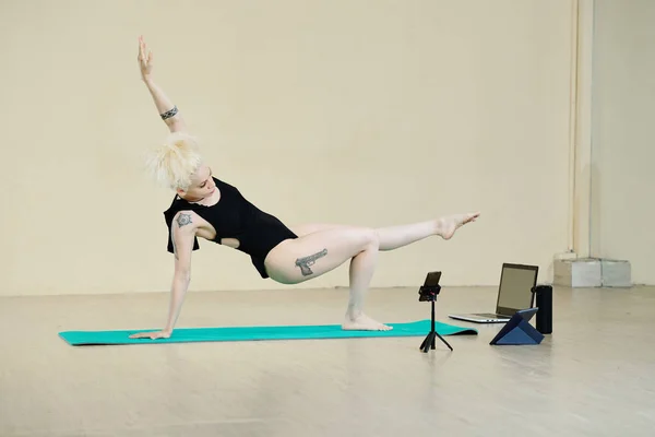 Beautiful Fit Young Woman Doing Difficult Balance Exercise Filming Workout — Stock Photo, Image