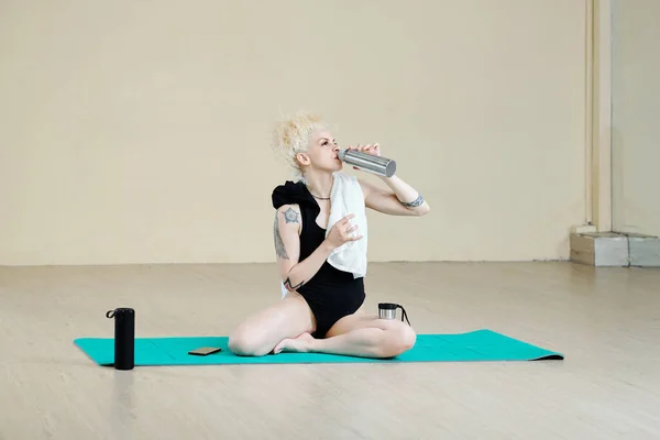 Fit Woman Sitting Mat Drinking Water Finishing Intense Workout — Stock Photo, Image