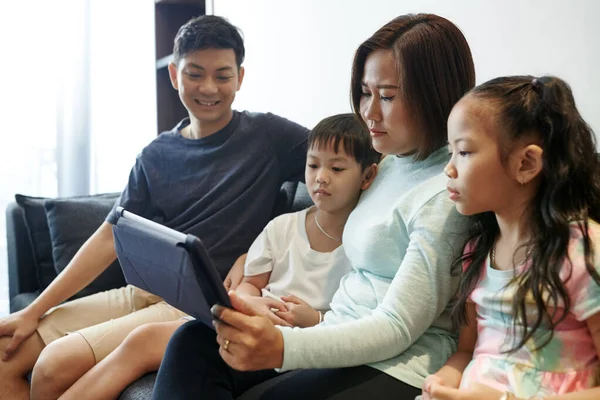 Mãe Pai Duas Crianças Assistindo Vídeo Educativo Computador Tablet Casa — Fotografia de Stock
