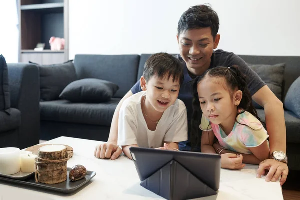 Positiv Leende Far Och Hans Två Barn Njuter Att Tillbringa — Stockfoto