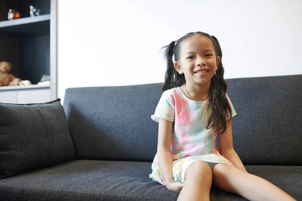 Retrato Menina Asiática Muito Feliz Descansando Sofá Sala Estar Sorrindo — Fotografia de Stock