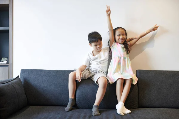 Счастливые Азиатские Брат Сестра Играют Дома Диване — стоковое фото