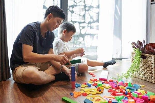 Vader Zoon Zitten Thuis Vloer Bouwen Torens Met Plastic Blokken — Stockfoto