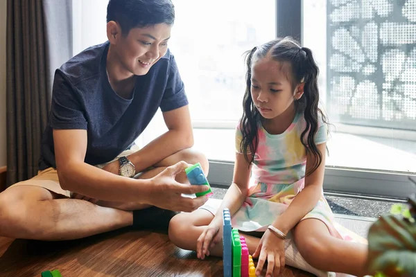 Vader Dochter Samen Tijd Doorbrengen Trappen Bouwen Met Plastic Blokken — Stockfoto