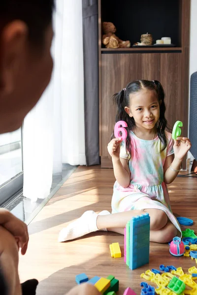 Lächelndes Kleines Mädchen Das Mit Seinem Vater Spielt Plastik Nummer — Stockfoto